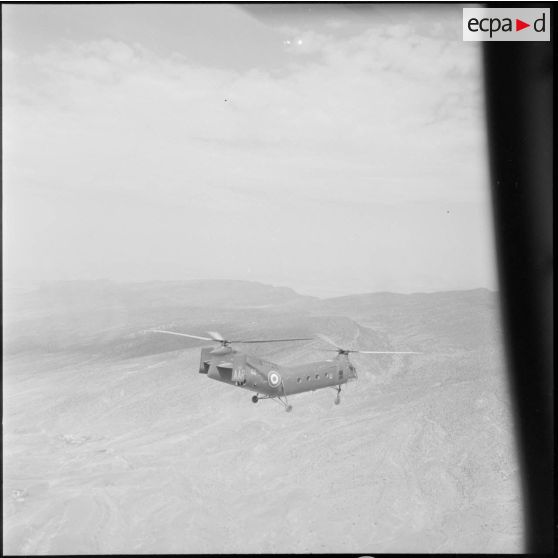 Plan rapproché de bananes volantes parties du terrain d'aviation de M'Sila pour Ben Daoud.