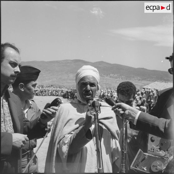 Région des Ouled Taïer. Plan rapproché de Messaoud Boumga donnant une conférence de presse.
