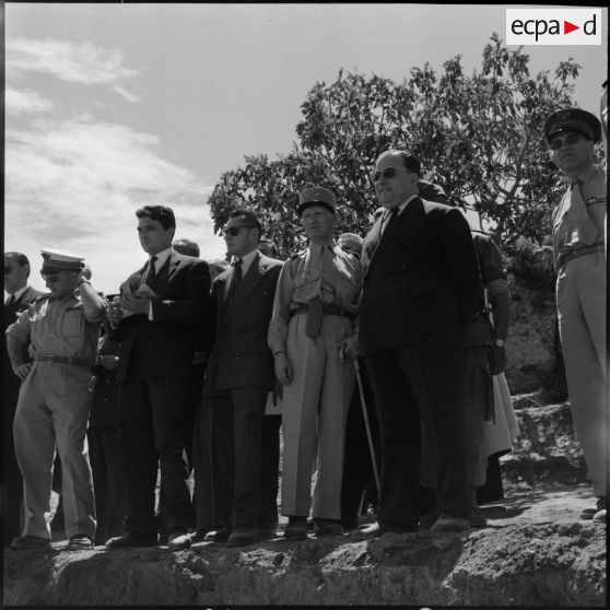 Ben Daoud, région des Ouled Taïer. Robert Lacoste pendant la manifestation entouré d'autorités civiles et militaires.
