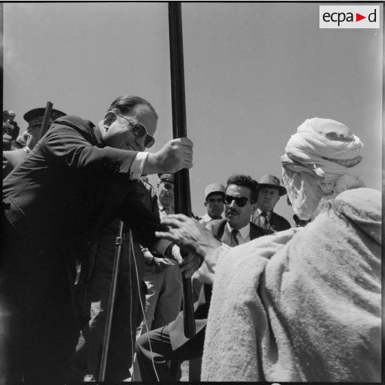 Région des Ouled Taïer. Visite du ministre résident Robert Lacoste.