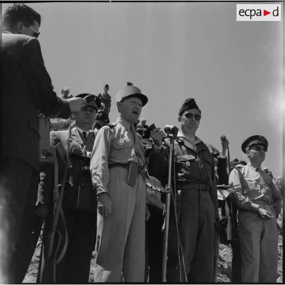 Région des Ouled Taïer. Remise de décorations.