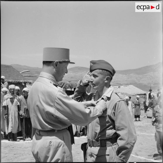 Région des Ouled Taïer.Remise de décorations.