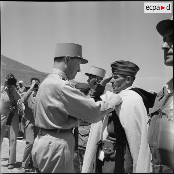 Région des Ouled Taïer.Remise de décorations.