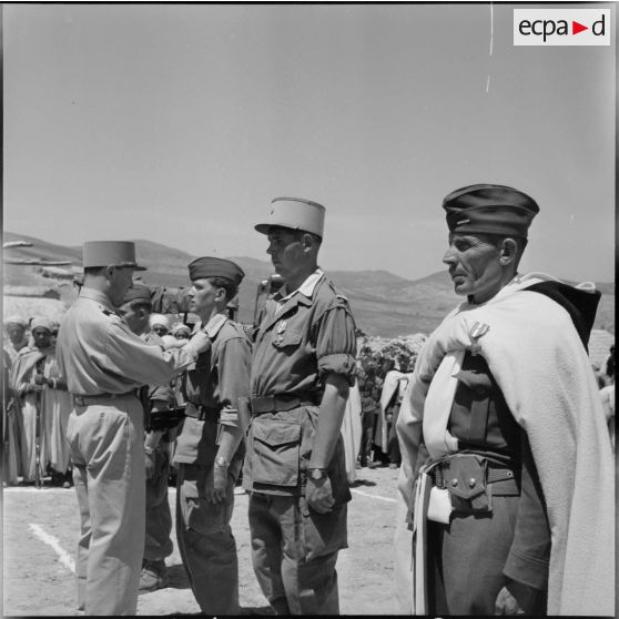 Région des Ouled Taïer.Remise de décorations.