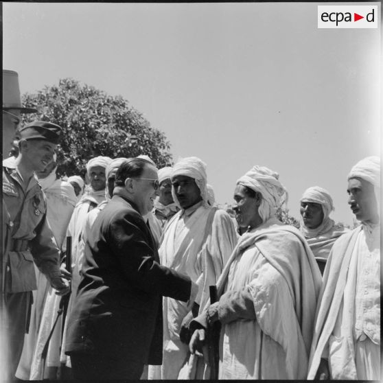 Région des Ouled Taïer. Robert Lacoste ministre résident s'entretient avec la population.