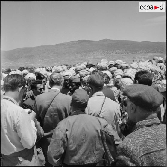 Région des Ouled Taïers. Rencontre entre les journalistes étrangers et la population.