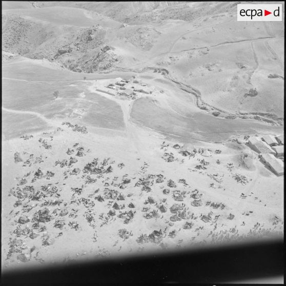 Vue aérienne d'un campement dans la région des Ouled Taïer.