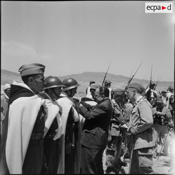 Région des Ouled Taïer. Remise de décorations.