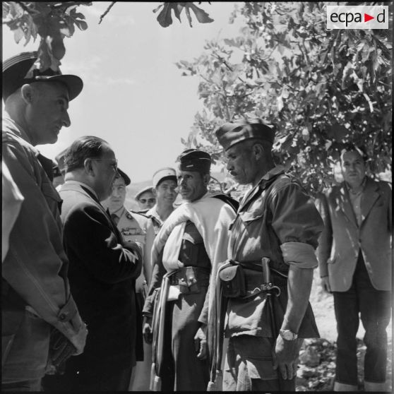 Région des Ouled Taïer. Robert Lacoste ministre résident s'entretient avec des autorités locales.