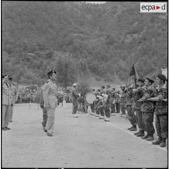 Hammam Melouane. Cérémonie militaire.