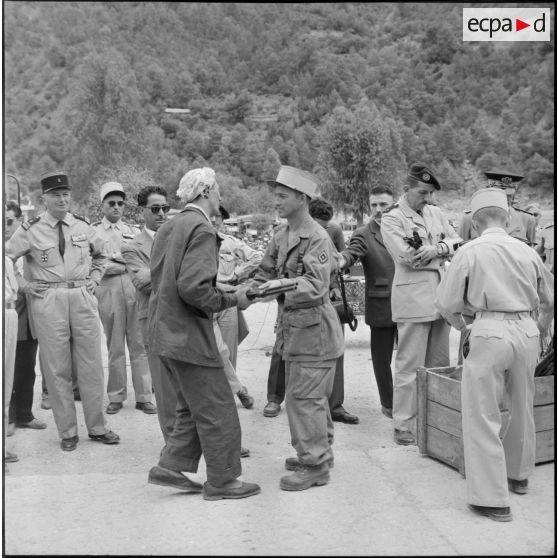 Hammam Melouane. Remise d'armes.