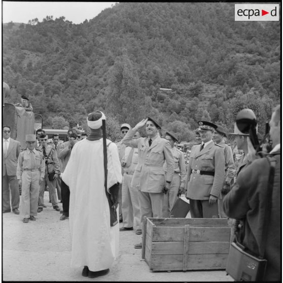 Hammam Melouane. Cérémonie de remise d'armes aux harkas.