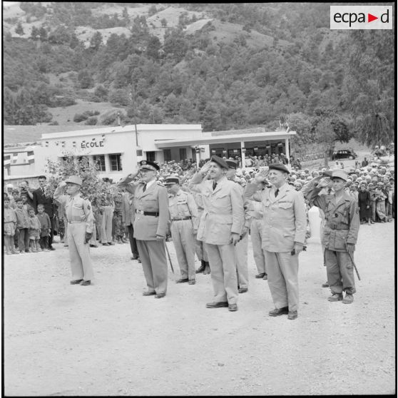 Hammam Melouane. Cérémonie militaire.