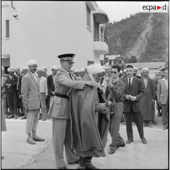 Hammam Melouane. Remise de décorations.