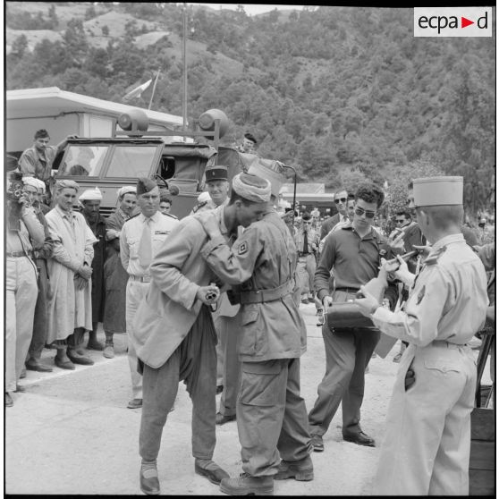 Hammam Melouane. Remise d'armes.