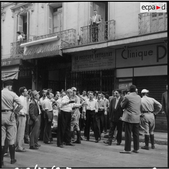 Alger. Manifestation dans la rue suite à l'enterrement des victimes de l'attentat commis au Casino de la Corniche.