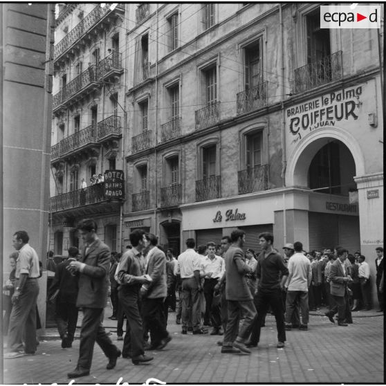 Foule dans les rues d'Alger.