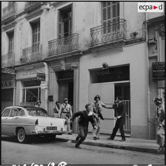 Alger. Arrestation de manifestants.
