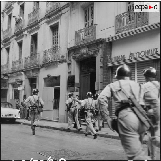 Alger. Arrestation de manifestants.