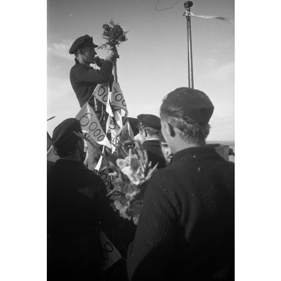 Lors du retour de la 8e mission en mer, l'équipage du sous-marin allemand U-Boot U-553 (commandé par Karl Thurmann) fixe les fanions sur lesquels sont indiqués le tonnage des bâtiments coulés.