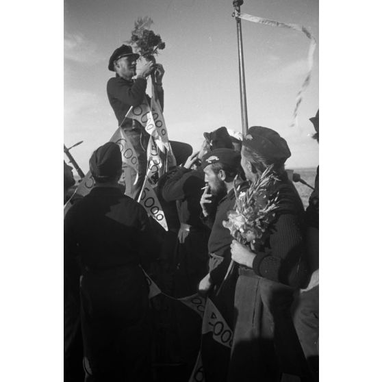 Lors du retour de la 8e mission en mer, l'équipage du sous-marin allemand U-Boot U-553 (commandé par Karl Thurmann) fixe les fanions sur lesquels sont indiqués le tonnage des bâtiments coulés.