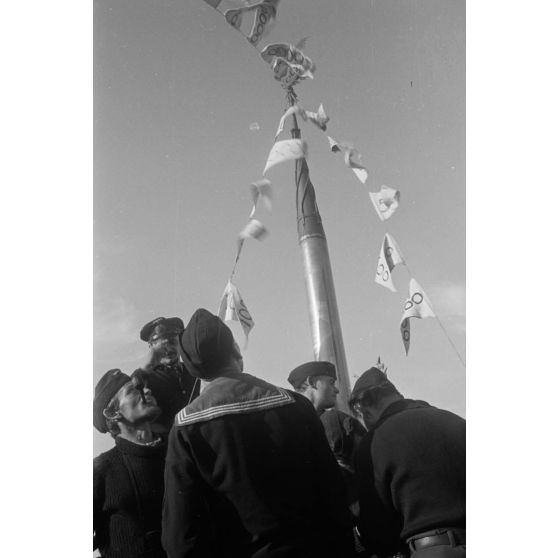 Lors du retour de la 8e mission en mer, l'équipage du sous-marin allemand U-Boot U-553 (commandé par Karl Thurmann) fixe les fanions sur lesquels sont indiqués le tonnage des bâtiments coulés.