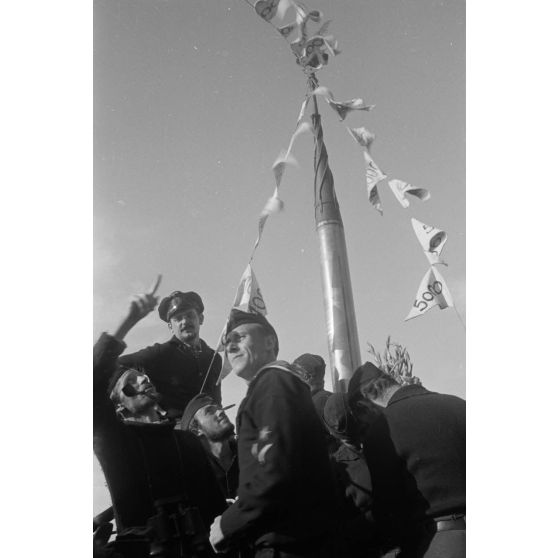 Lors du retour de la 8e mission en mer, l'équipage du sous-marin allemand U-Boot U-553 (commandé par Karl Thurmann) fixe les fanions sur lesquels sont indiqués le tonnage des bâtiments coulés.