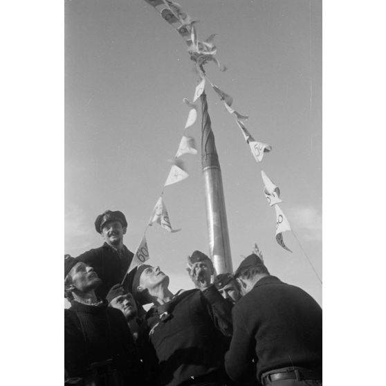 Lors du retour de la 8e mission en mer, l'équipage du sous-marin allemand U-Boot U-553 (commandé par Karl Thurmann) fixe les fanions sur lesquels sont indiqués le tonnage des bâtiments coulés.