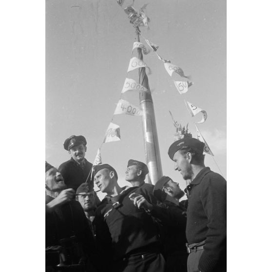Lors du retour de la 8e mission en mer, l'équipage du sous-marin allemand U-Boot U-553 (commandé par Karl Thurmann) fixe les fanions sur lesquels sont indiqués le tonnage des bâtiments coulés.