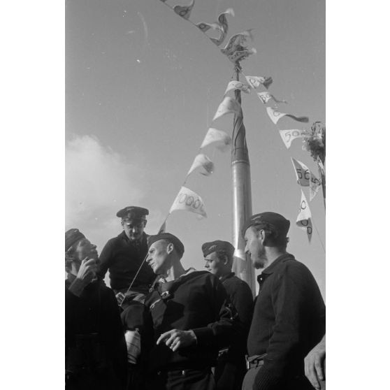 Lors du retour de la 8e mission en mer, l'équipage du sous-marin allemand U-Boot U-553 (commandé par Karl Thurmann) fixe les fanions sur lesquels sont indiqués le tonnage des bâtiments coulés.