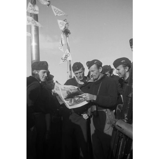 Lors du retour de la 8e mission en mer, l'équipage du sous-marin allemand U-Boot U-553 (commandé par Karl Thurmann) fixe les fanions sur lesquels sont indiqués le tonnage des bâtiments coulés.