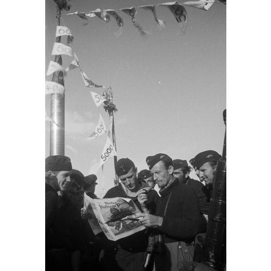 Lors du retour de la 8e mission en mer, l'équipage du sous-marin allemand U-Boot U-553 (commandé par Karl Thurmann) fixe les fanions sur lesquels sont indiqués le tonnage des bâtiments coulés.