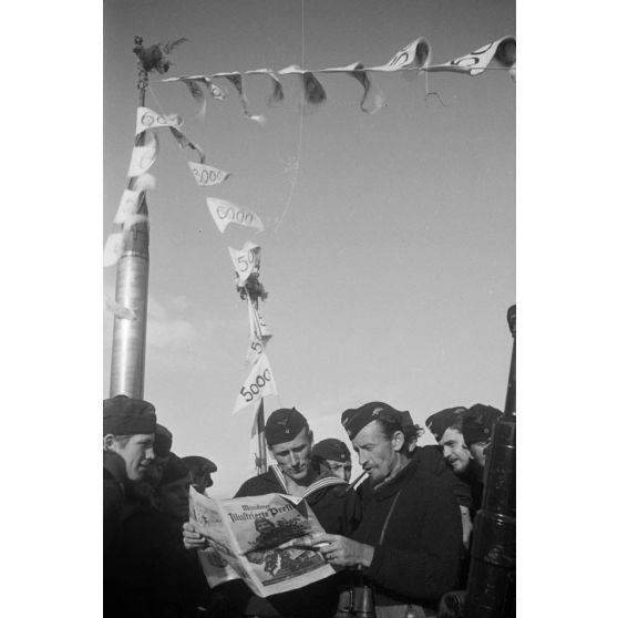 Lors du retour de la 8e mission en mer, l'équipage du sous-marin allemand U-Boot U-553 (commandé par Karl Thurmann) fixe les fanions sur lesquels sont indiqués le tonnage des bâtiments coulés.