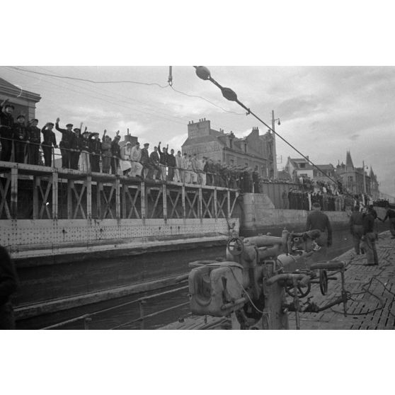 Retour à Saint-Nazaire du sous-marin U-553 commandé par le capitaine de corvette Karl Thurmann.