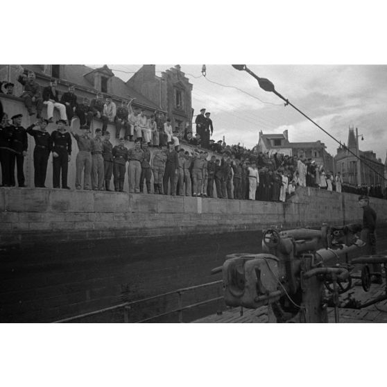 Retour à Saint-Nazaire du sous-marin U-553 commandé par le capitaine de corvette Karl Thurmann.