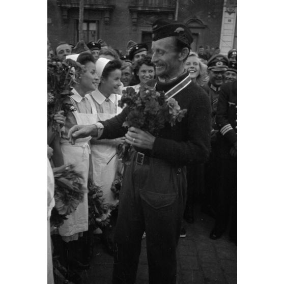 Le retour de la 8e patrouille (croisière) du capitaine de corvette (Korvettenkapitän) Karl Thurmann, commandant du sous-marin U-553, décoré de la croix de chevalier de la croix de fer, le 17 septembre 1942.