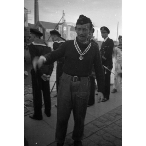 Le capitaine de corvette (Korvettenkapitän) Karl Thurmann, commandant du sous-marin U-553, décoré de la croix de chevalier de la croix de fer, lors du retour de la 8e patrouille (croisière) le 17 septembre 1942.
