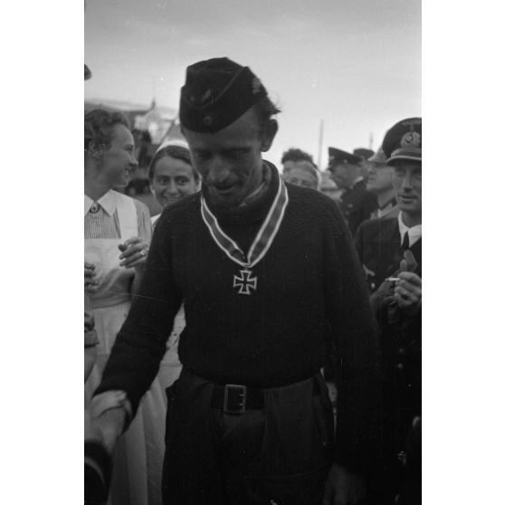 Le capitaine de corvette (Korvettenkapitän) Karl Thurmann, commandant du sous-marin U-553, décoré de la croix de chevalier de la croix de fer lors du retour de la 8e patrouille (croisière) le 17 septembre 1942.