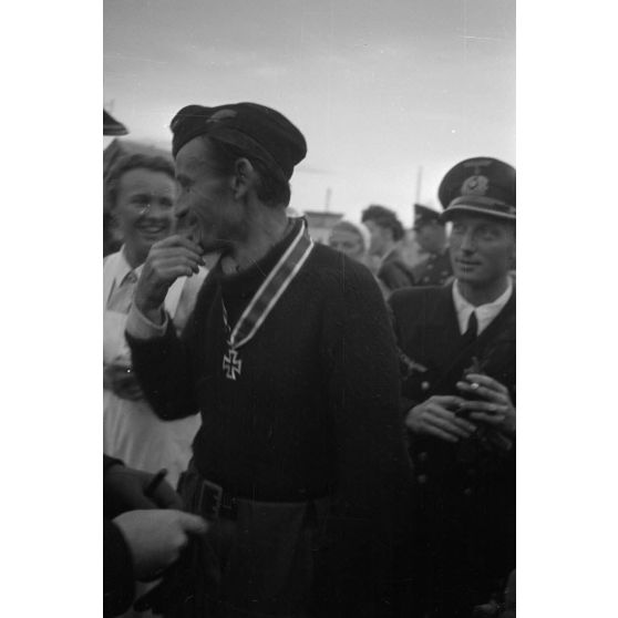 Le retour de la 8e patrouille (croisière) le 17 septembre 1942, du capitaine de corvette (Korvettenkapitän) Karl Thurmann, commandant du sous-marin U-553 décoré de la croix de chevalier de la croix de fer.