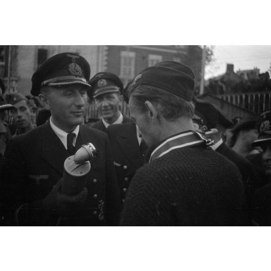 Le reporter (Rundfunkberichter) Heinrich Schwich réalise une interview du capitaine de corvette (Korvettenkapitän) Karl Thurmann, commandant du sous-marin U-553.