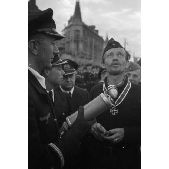 Le reporter (Rundfunkberichter) Heinrich Schwich réalise une interview du capitaine de corvette (Korvettenkapitän) Karl Thurmann, commandant du sous-marin U-553.