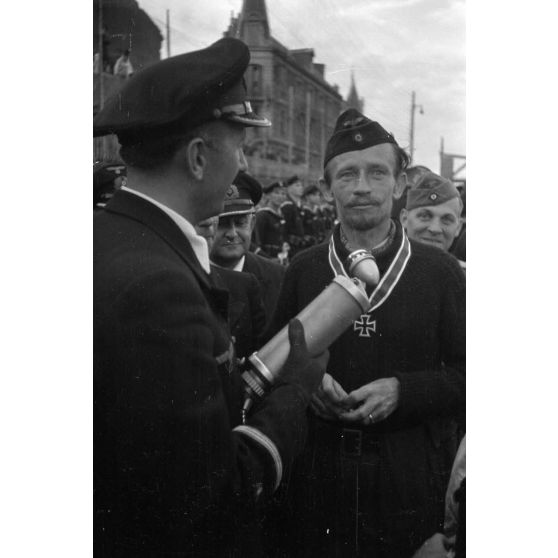 Le reporter (Rundfunkberichter) Heinrich Schwich réalise une interview du capitaine de corvette (Korvettenkapitän) Karl Thurmann, commandant du sous-marin U-553.