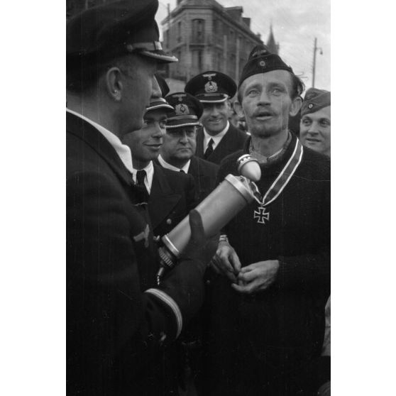 Le reporter (Rundfunkberichter) Heinrich Schwich réalise une interview du capitaine de corvette (Korvettenkapitän) Karl Thurmann, commandant du sous-marin U-553.