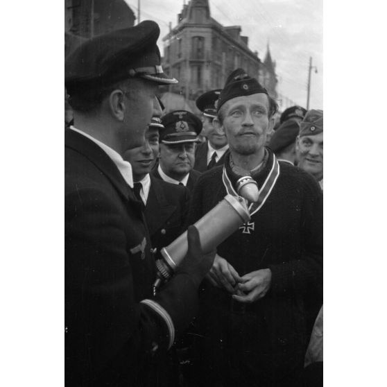 Le reporter (Rundfunkberichter) Heinrich Schwich réalise une interview du capitaine de corvette (Korvettenkapitän) Karl Thurmann, commandant du sous-marin U-553.