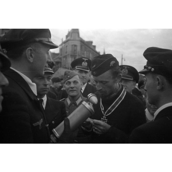 Le reporter (Rundfunkberichter) Heinrich Schwich réalise une interview du capitaine de corvette (Korvettenkapitän) Karl Thurmann, commandant du sous-marin U-553.