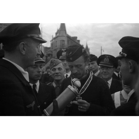 Le reporter (Rundfunkberichter) Heinrich Schwich réalise une interview du capitaine de corvette (Korvettenkapitän) Karl Thurmann, commandant du sous-marin U-553.