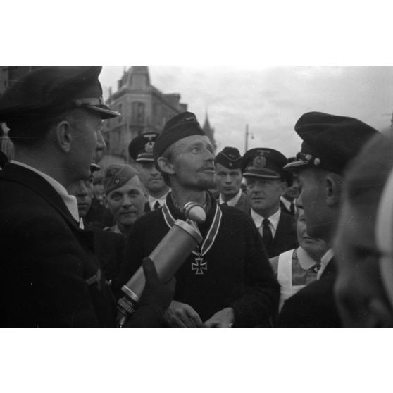 Le reporter (Rundfunkberichter) Heinrich Schwich réalise une interview du capitaine de corvette (Korvettenkapitän) Karl Thurmann, commandant du sous-marin U-553.