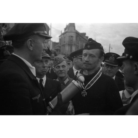 Le reporter (Rundfunkberichter) Heinrich Schwich réalise une interview du capitaine de corvette (Korvettenkapitän) Karl Thurmann, commandant du sous-marin U-553.