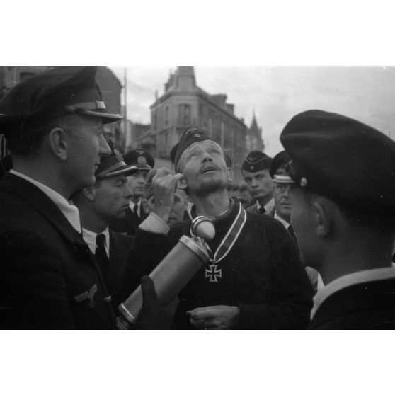 Le reporter (Rundfunkberichter) Heinrich Schwich réalise une interview du capitaine de corvette (Korvettenkapitän) Karl Thurmann, commandant du sous-marin U-553.