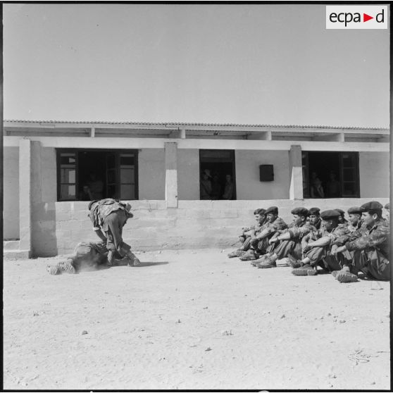 Entraînement des commandos de la Demi-Brigade de Fusiliers Marins (DBFM) à la frontière algéro-marocaine.